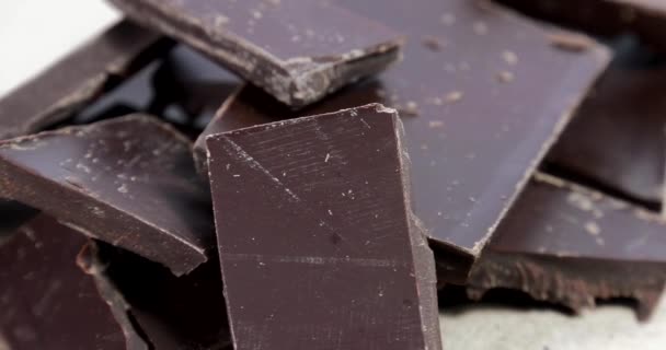 Trozos Chocolate Negro Una Pista Giratoria — Vídeo de stock