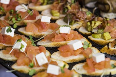 Peynir eti ve deniz ürünleri yakın çekim ile Mini canape.