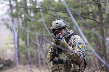 Poltava, Ukrayna - 16 Mart 2019: Oyun - İrlanda Ulusal ordu Protestanlar ve airsoft oyun, İngiliz düzenli ordu arasındaki düşmanlıklar taklidi.