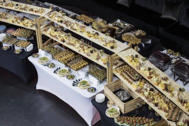 Aperatifler lezzetleri peynir kanepe tatlılar ile Ziyafet büfesi.