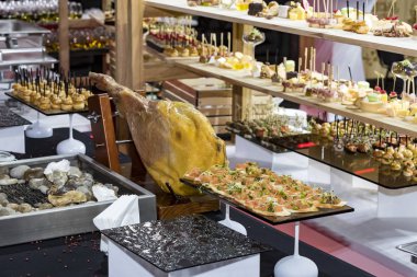 Aperatifler lezzetleri peynir kanepe tatlılar ile Ziyafet büfesi.