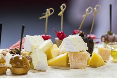 Peynir tabağı, çeşitli meyve ve bal peyniriyle yakın plan..