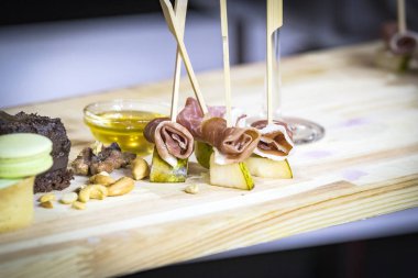 Peynir eti ve deniz ürünleri yakın çekim ile Mini canape.