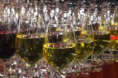 Bir gece kulübünün yakın çekimde romantik bir ziyafette şarap dolu bardak satır.