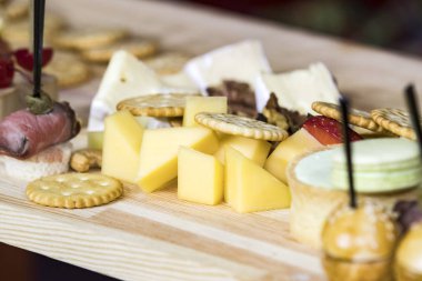 Peynir tabağı, çeşitli meyve ve bal peyniriyle yakın plan..