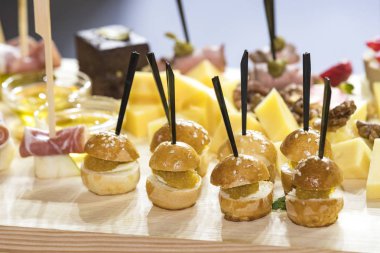 Peynir eti ve deniz ürünleri yakın çekim ile Mini canape.