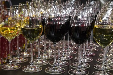 Bir gece kulübünün yakın çekimde romantik bir ziyafette şarap dolu bardak satır.