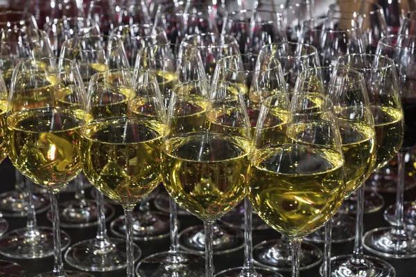 Bir gece kulübünün yakın çekimde romantik bir ziyafette şarap dolu bardak satır.