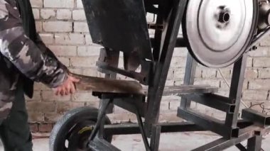 Çalışma sürecinde odun kesmek için makine yakın çekim.