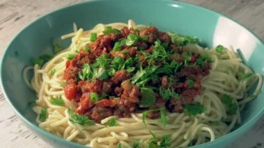 Bolonya soslu spagetti, et fach, domates, zeytinyağı, otlar ve durum buğdayile spagetti bileşimi.