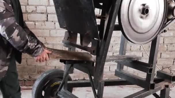 Die Maschine Zum Hacken Von Brennholz Während Der Arbeit Wird — Stockvideo