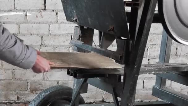 作業の過程で薪を切り刻む機械は クローズアップ撮影されます — ストック動画