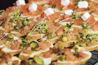 Peynir eti ve deniz ürünleri yakın çekim ile Mini canape.