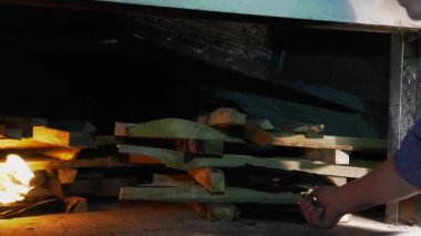 Ekmek pişirmek için fırında yanan ateş.