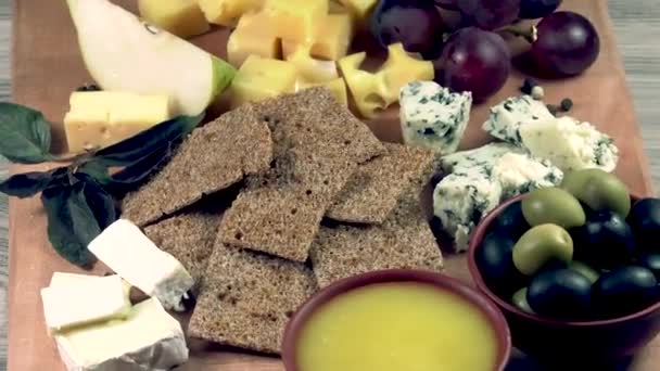 Prato Queijo Close Com Várias Variedades Frutas Mel Queijo — Vídeo de Stock