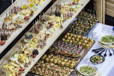 Peynir eti ve deniz ürünleri yakın çekim ile Mini canape.