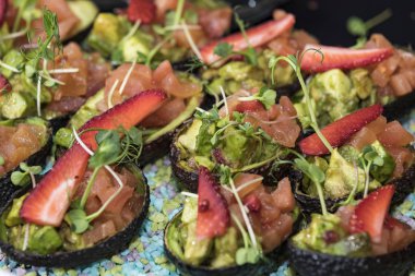 Peynir eti ve deniz ürünleri yakın çekim ile Mini canape.