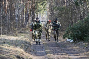Poltava, Ukrayna - 16 Mart 2019: Oyun - İrlanda Ulusal ordu Protestanlar ve airsoft oyun, İngiliz düzenli ordu arasındaki düşmanlıklar taklidi.