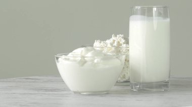 Çevre dostu olmayan Gdo süt ürünleri, yoğurt, süzme peynir, ekşi krema ve peynir pod altında bir grup.