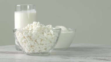 Çevre dostu olmayan Gdo süt ürünleri, yoğurt, süzme peynir, ekşi krema ve peynir pod altında bir grup.