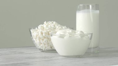 Çevre dostu olmayan Gdo süt ürünleri, yoğurt, süzme peynir, ekşi krema ve peynir pod altında bir grup.