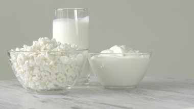 Çevre dostu olmayan Gdo süt ürünleri, yoğurt, süzme peynir, ekşi krema ve peynir pod altında bir grup.