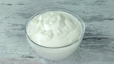 Çevre dostu olmayan Gdo süt ürünleri, yoğurt, süzme peynir, ekşi krema ve peynir pod altında bir grup.