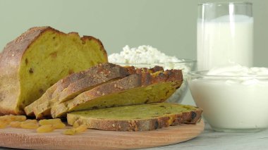 Gdo'lu olmayan süt ürünleri, yoğurt, süzme peynir, ekşi krema ve peynir, mayasız ekmek bir grup