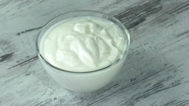 Çevre dostu olmayan Gdo süt ürünleri, yoğurt, süzme peynir, ekşi krema ve peynir pod altında bir grup.