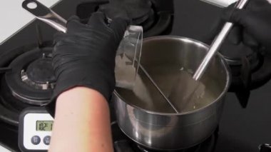 Şekerlemeci elma marshmallow yapma sürecini yürütür.