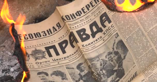哈尔科夫 乌克兰 2019年5月 旧黑白报纸 Pravda 与苏联政治的文章和勃列日涅夫秘书长1988年6月30日的照片在火灾中燃烧 — 图库视频影像