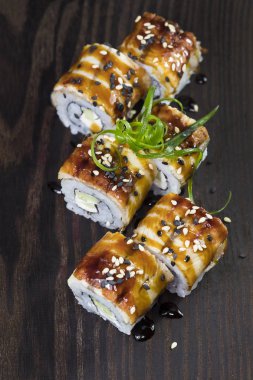 Deniz ürünleri ve balık, sebze, siyah bir arka plan üzerinde Japon geleneksel rulo.