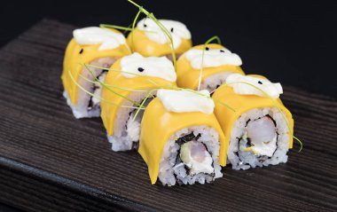 Deniz ürünleri ve balık, sebze, siyah bir arka plan üzerinde Japon geleneksel rulo.