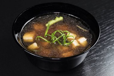 Siyah bir arka planda sebze ve et ile Asya noodle.