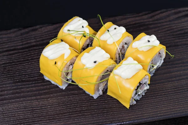 Deniz ürünleri ve balık, sebze, siyah bir arka plan üzerinde Japon geleneksel rulo.