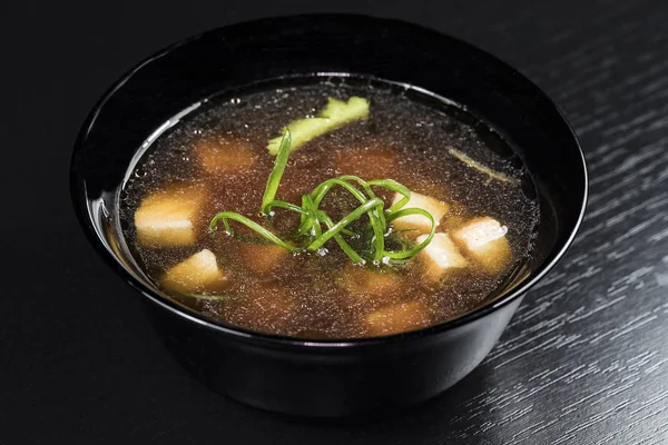 Siyah bir arka planda sebze ve et ile Asya noodle.