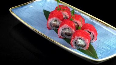 Deniz ürünleri ve balık, sebze, siyah bir arka plan üzerinde Japon geleneksel rulo.