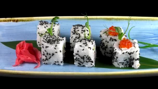 Traditionelle Japanische Brötchen Mit Meeresfrüchten Und Fisch Gemüse Auf Schwarzem — Stockvideo