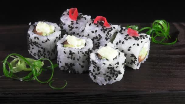 Ιαπωνικά Παραδοσιακά Ρολά Θαλασσινά Και Ψάρια Λαχανικά Μαύρο Φόντο — Αρχείο Βίντεο