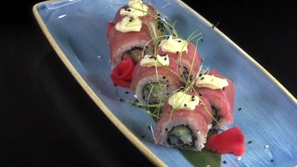 Rolos Tradicionais Japoneses Com Frutos Mar Peixes Legumes Sobre Fundo — Vídeo de Stock