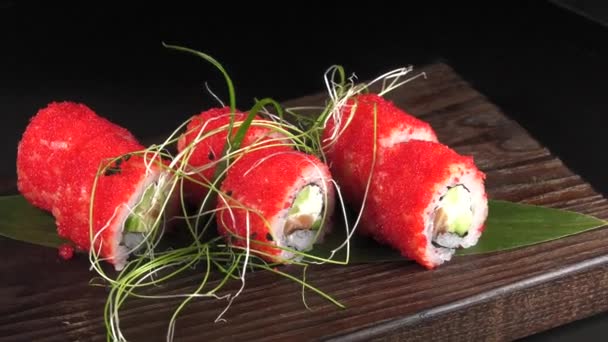 黒い背景に魚介類 野菜を使った日本の伝統的なロール — ストック動画