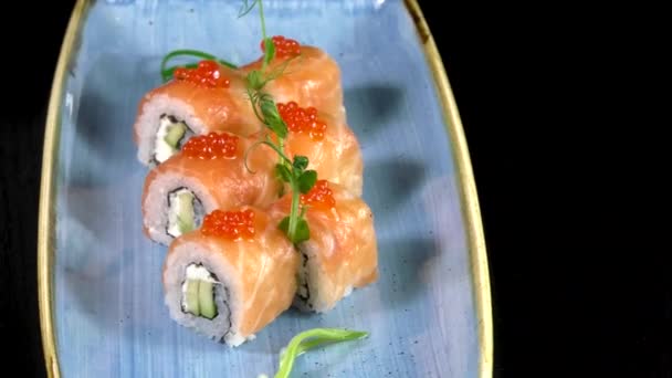 Rolos Tradicionais Japoneses Com Frutos Mar Peixes Legumes Sobre Fundo — Vídeo de Stock
