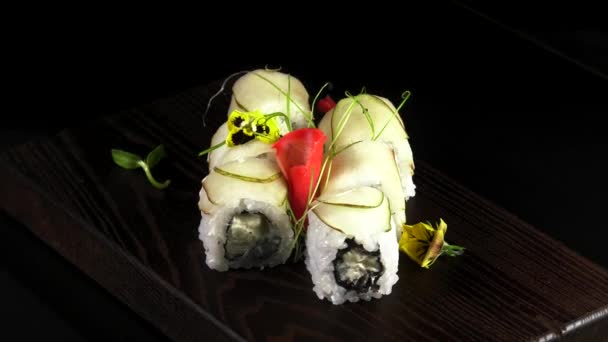 Japonské Tradiční Rolky Mořskými Plody Rybami Zeleninou Černém Pozadí — Stock video