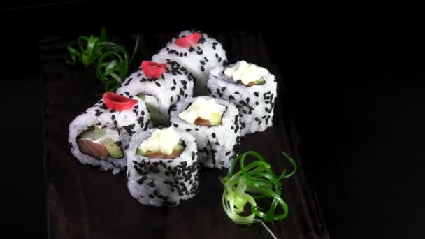 Rollos Tradicionales Japoneses Con Mariscos Pescado Verduras Sobre Fondo Negro — Vídeos de Stock