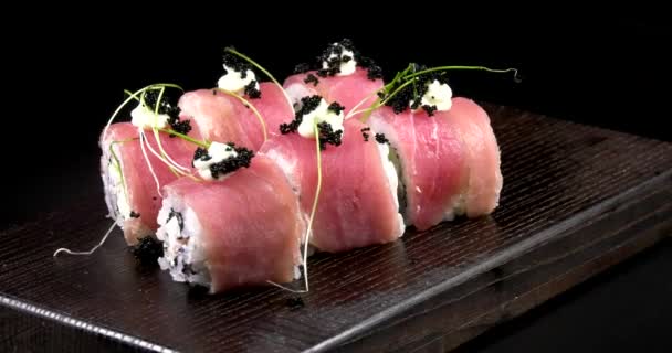 Japanse Traditionele Broodjes Met Zeevruchten Vis Groenten Een Zwarte Achtergrond — Stockvideo