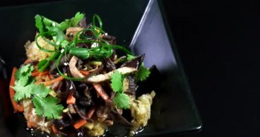 Siyah bir arka planda sebze ve et ile Asya noodle.