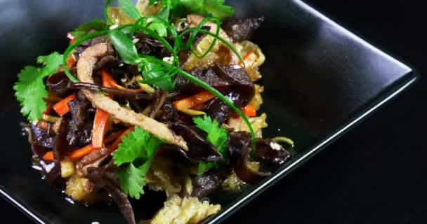 Fideos Asiáticos Con Verduras Carne Sobre Fondo Negro — Vídeos de Stock