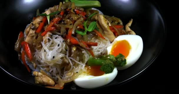 Siyah Bir Arka Planda Sebze Ile Asya Noodle — Stok video