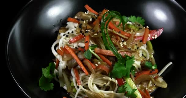 Fideos Asiáticos Con Verduras Carne Sobre Fondo Negro — Vídeos de Stock