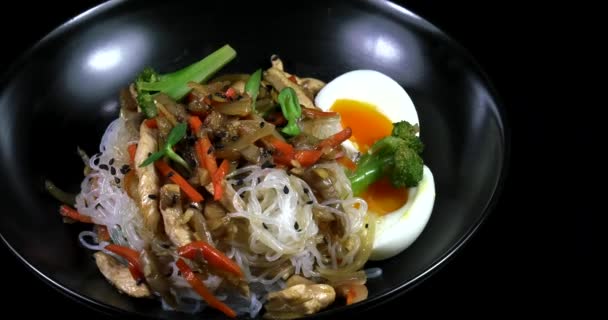 Fideos Asiáticos Con Verduras Carne Sobre Fondo Negro — Vídeos de Stock